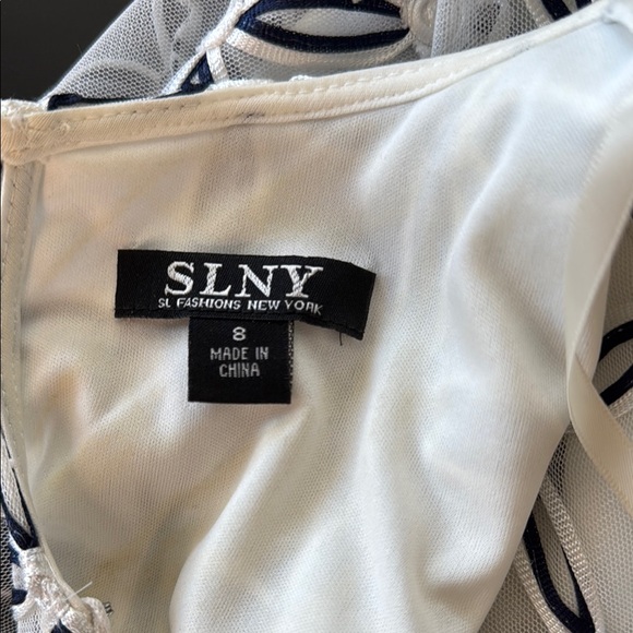 Sleeveless Geometric Pattern Dress - White and Navy - Picture 2 of 4